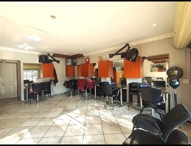 48M² BUSINESS CENTRE TO LET IN HALFWAY GARDENS